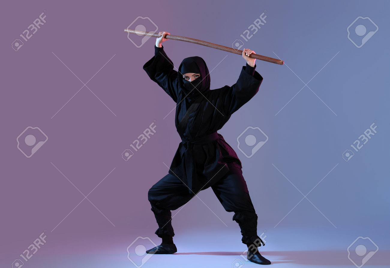 207533505-ninja-femelle-avec-bâton-sur-fond-de-couleur.jpg
